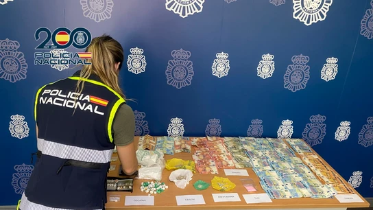 Una agente de la Policía Nacional con parte de las sustancias y efectos intervenidos a los detenidos en Elche y Santa Pola. Una agente de la Policía Nacional con parte de las sustancias y efectos intervenidos a los detenidos en Elche y Santa Pola.
