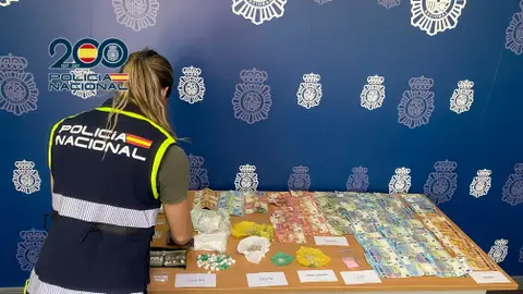 Una agente de la Policía Nacional con parte de las sustancias y efectos intervenidos a los detenidos en Elche y Santa Pola. Una agente de la Policía Nacional con parte de las sustancias y efectos intervenidos a los detenidos en Elche y Santa Pola.