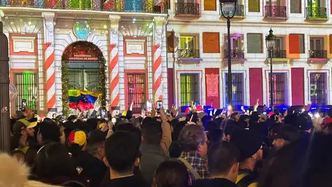 El pueblo venezolano celebra la detención de Maduro en la Plaza del Sol (Madrid) El pueblo venezolano celebra la detención de Maduro en la Plaza del Sol (Madrid)