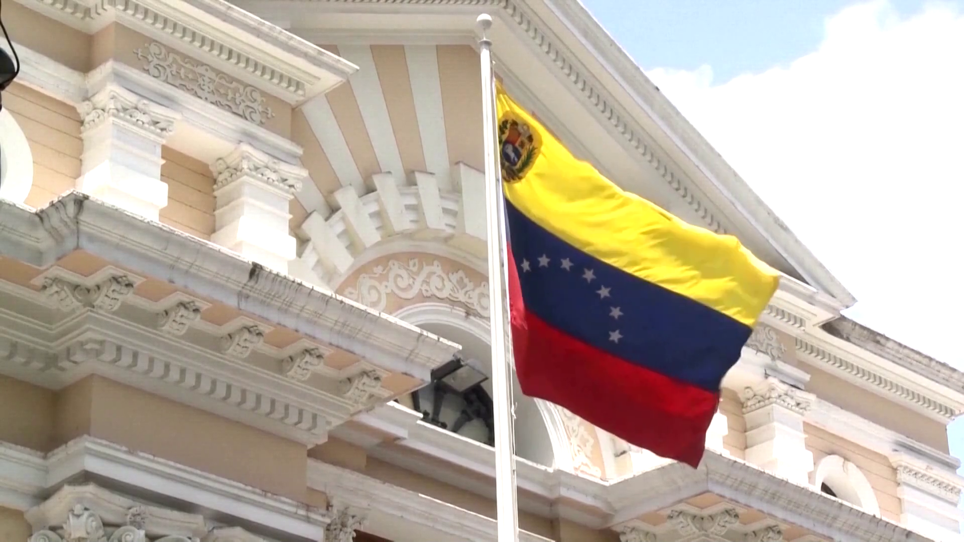 La bandera venezolana ondea en un edificio oficial La bandera venezolana ondea en un edificio oficial