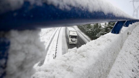 Una carretera de Castilla y León cubierta de nieve Una carretera de Castilla y León cubierta de nieve