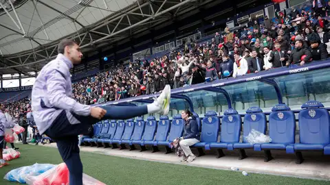 Más de 3.000 aficionados disfrutan del entrenamiento abierto del Levante UD Más de 3.000 aficionados disfrutan del entrenamiento abierto del Levante UD