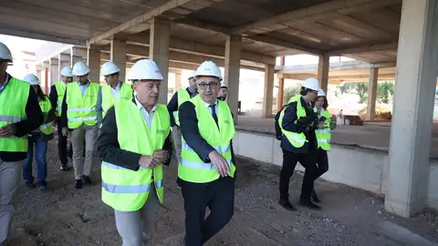 El conseller de Educación, Cultura, Universidades y Empleo, José Antonio Rovira, durante su visita a las obras junto al alcalde, Jorge Monferrer. El conseller de Educación, Cultura, Universidades y Empleo, José Antonio Rovira, durante su visita a las obras junto al alcalde, Jorge Monferrer.