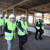 El conseller de Educación, Cultura, Universidades y Empleo, José Antonio Rovira, durante su visita a las obras junto al alcalde, Jorge Monferrer. El conseller de Educación, Cultura, Universidades y Empleo, José Antonio Rovira, durante su visita a las obras junto al alcalde, Jorge Monferrer.