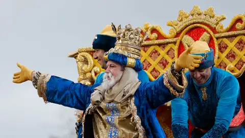 Un momento de la cabalgata con la que los Reyes Magos han anunciado su llegada a Sevilla este lunes. Un momento de la cabalgata con la que los Reyes Magos han anunciado su llegada a Sevilla este lunes.