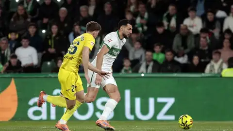 Rafa Mir, en un ataque del Elche ante el Villarreal. Rafa Mir, en un ataque del Elche ante el Villarreal.