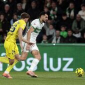 Rafa Mir, en un ataque del Elche ante el Villarreal. 