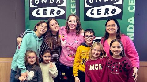 Elka Dimitrova y Mar&iacute;a Cort&egrave;s, acompa&ntilde;adas de ni&ntilde;as y ni&ntilde;os que vienen a leer sus cartas a los Reyes Magos