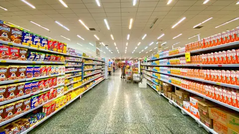 Imagen de archivo de un supermercado. Imagen de archivo de un supermercado.