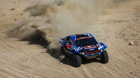 Canet pierde el liderato en motos y Sainz cede tiempo en la segunda etapa Canet pierde el liderato en motos y Sainz cede tiempo en la segunda etapa