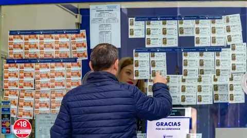 Una persona eligiendo un décimo del Sorteo del Niño Una persona eligiendo un décimo del Sorteo del Niño