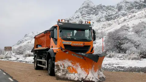 Imagen de archivo de una máquina quitanieves en una carretera nevada de León. Imagen de archivo de una máquina quitanieves en una carretera nevada de León.