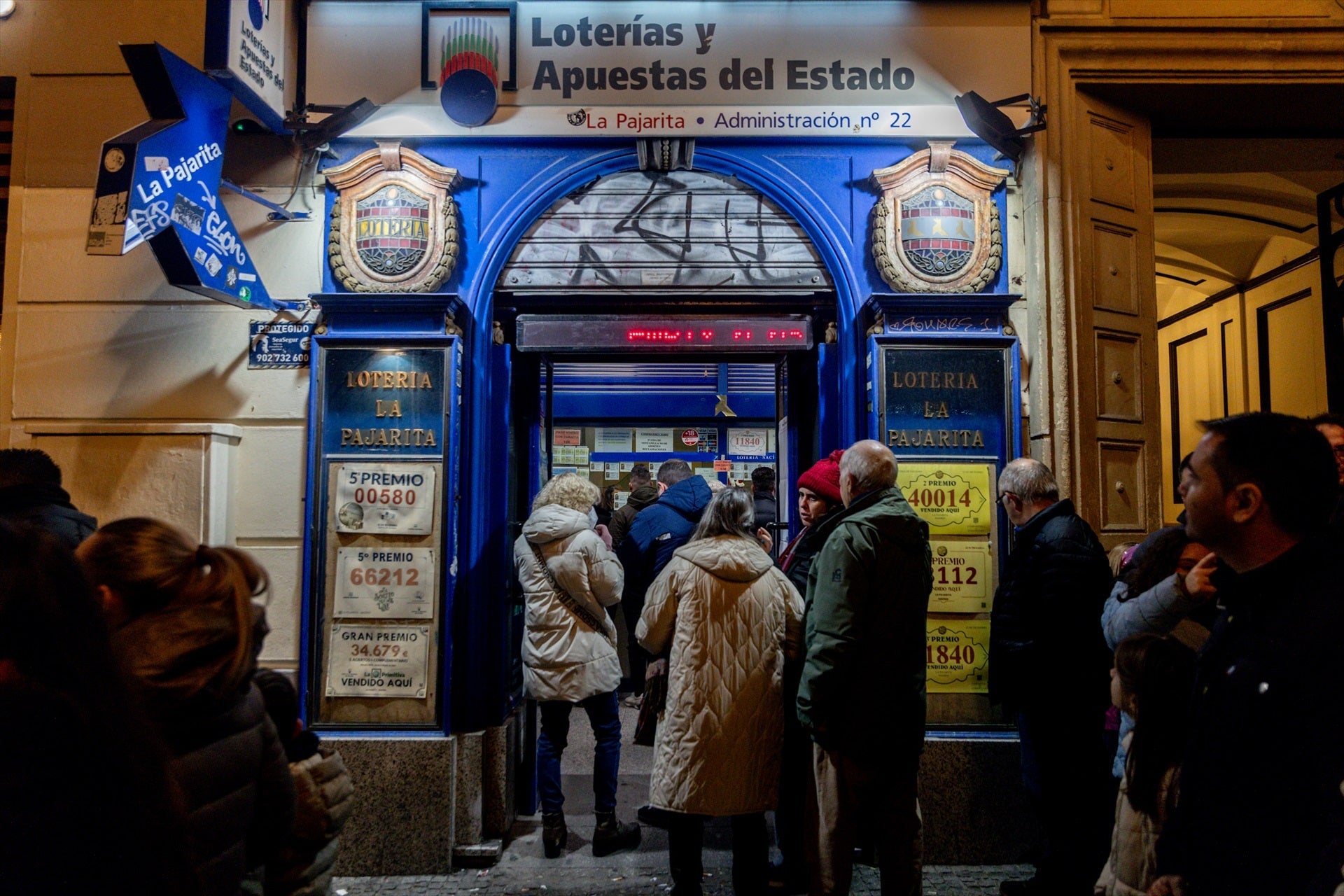 Filas de gente para comprar lotería en una Administración Filas de gente para comprar lotería en una Administración