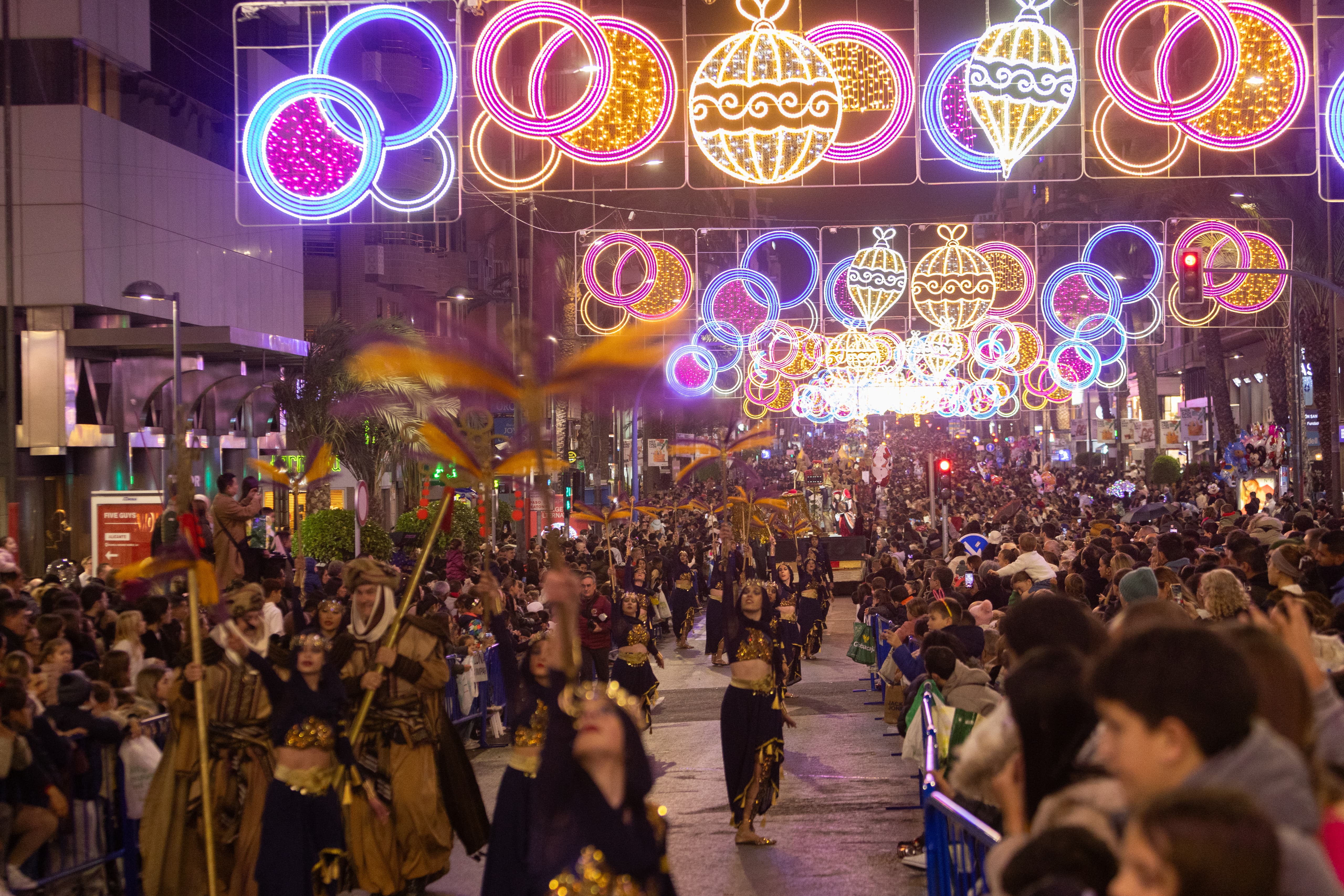 Alicante mantiene la celebración de la cabalgata de los Reyes Magos pese al tiempo inestable Alicante mantiene la celebración de la cabalgata de los Reyes Magos pese al tiempo inestable