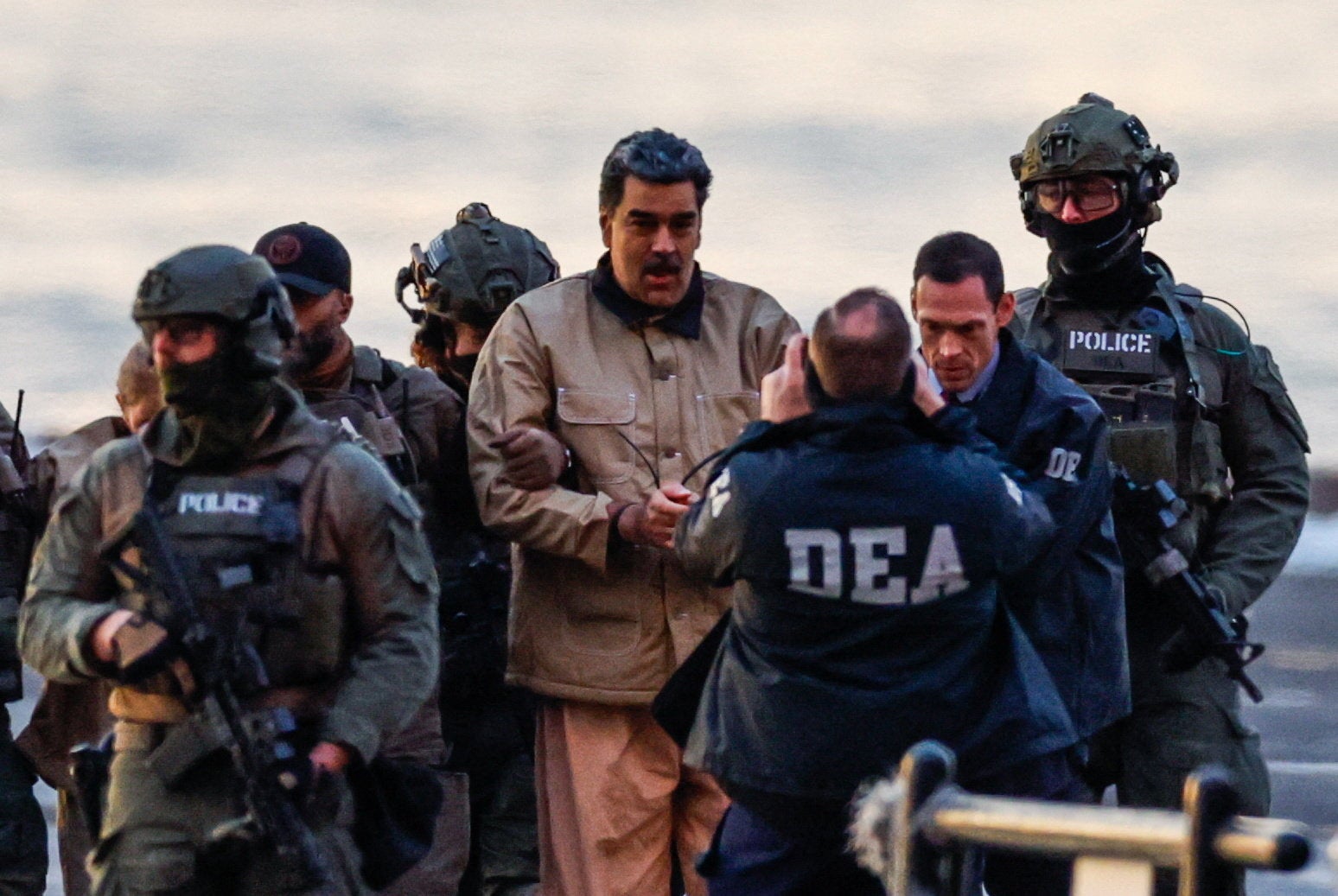 Así fue el ataque de EEUU a Venezuela y la captura de Nicolás Maduro y su esposa, Cilia Flores Así fue el ataque de EEUU a Venezuela y la captura de Nicolás Maduro y su esposa, Cilia Flores