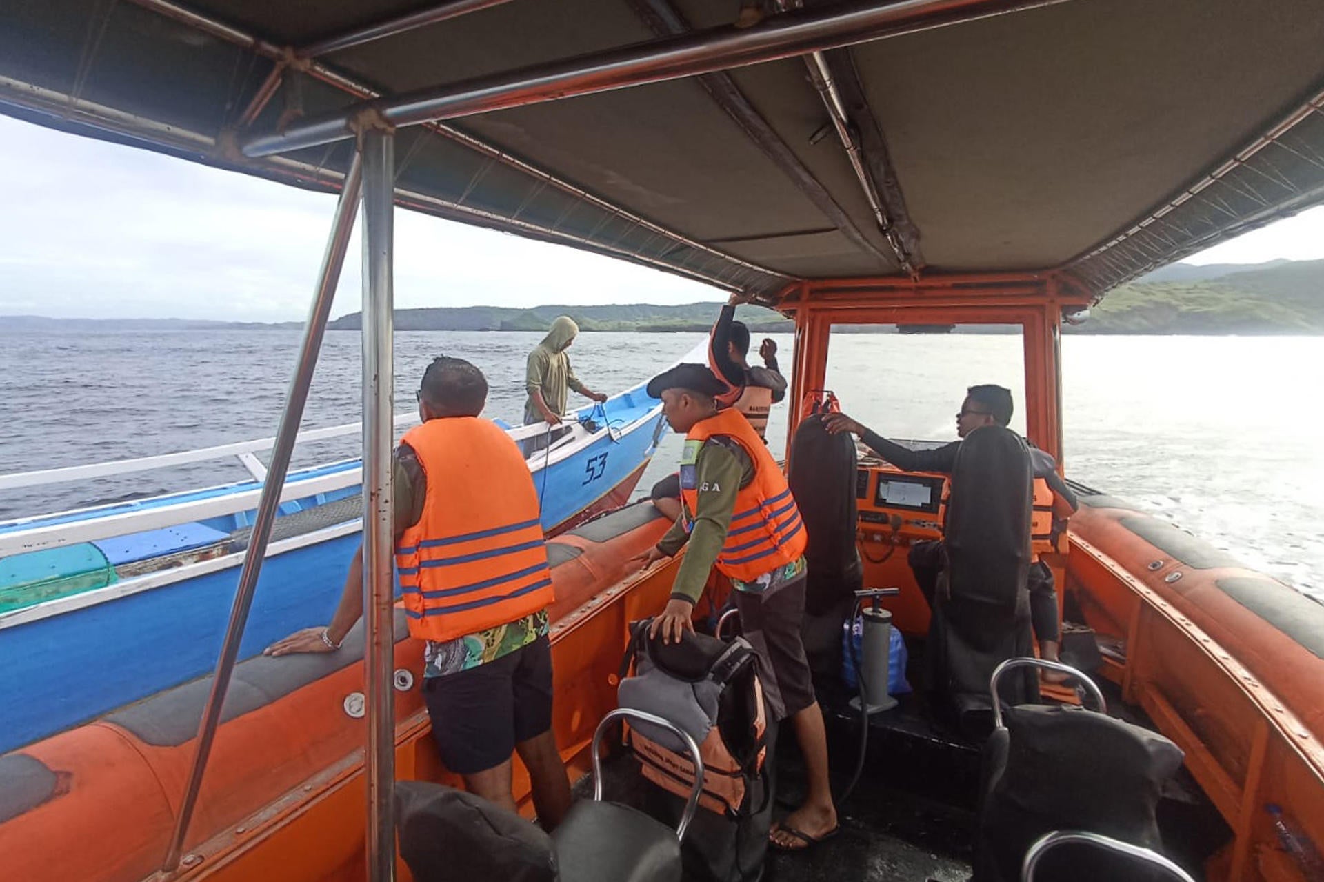 Hallan el cadáver de uno de los niños de la familia española que sufrió un naufragio en Indonesia Hallan el cadáver de uno de los niños de la familia española que sufrió un naufragio en Indonesia