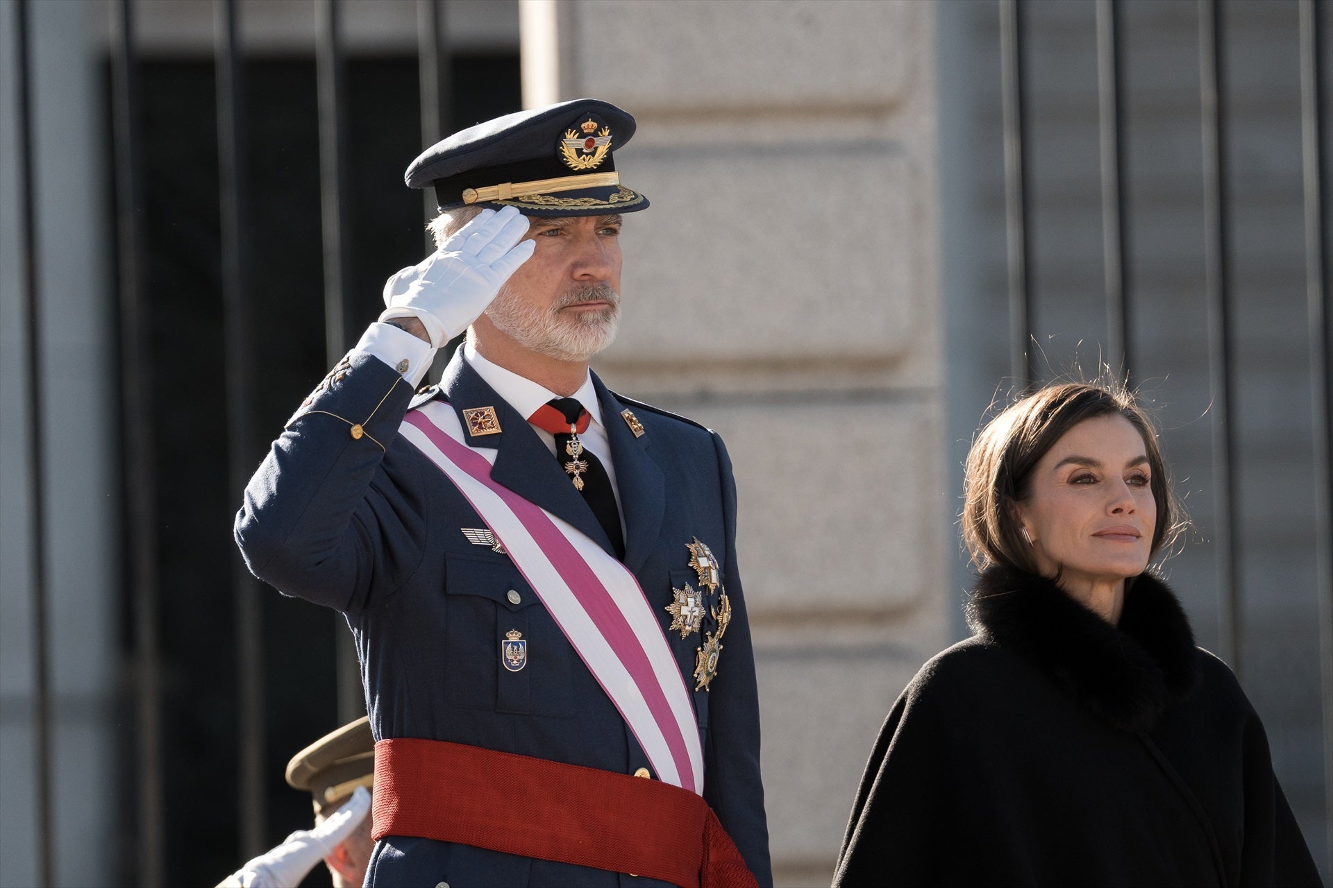 El Rey reivindica el papel de las Fuerzas Armadas ante la "sensación creciente de amenaza" que llega "al corazón de Europa" El Rey reivindica el papel de las Fuerzas Armadas ante la "sensación creciente de amenaza" que llega "al corazón de Europa"