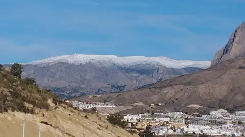 La borrasca Francis tiñe de blanco la Sierra de Aitana La borrasca Francis tiñe de blanco la Sierra de Aitana