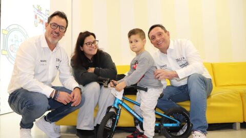 Juanjo Planells, derecha, junto a Jorge Nacher, y uno de los ni&ntilde;os que recibi&oacute; una bicicleta