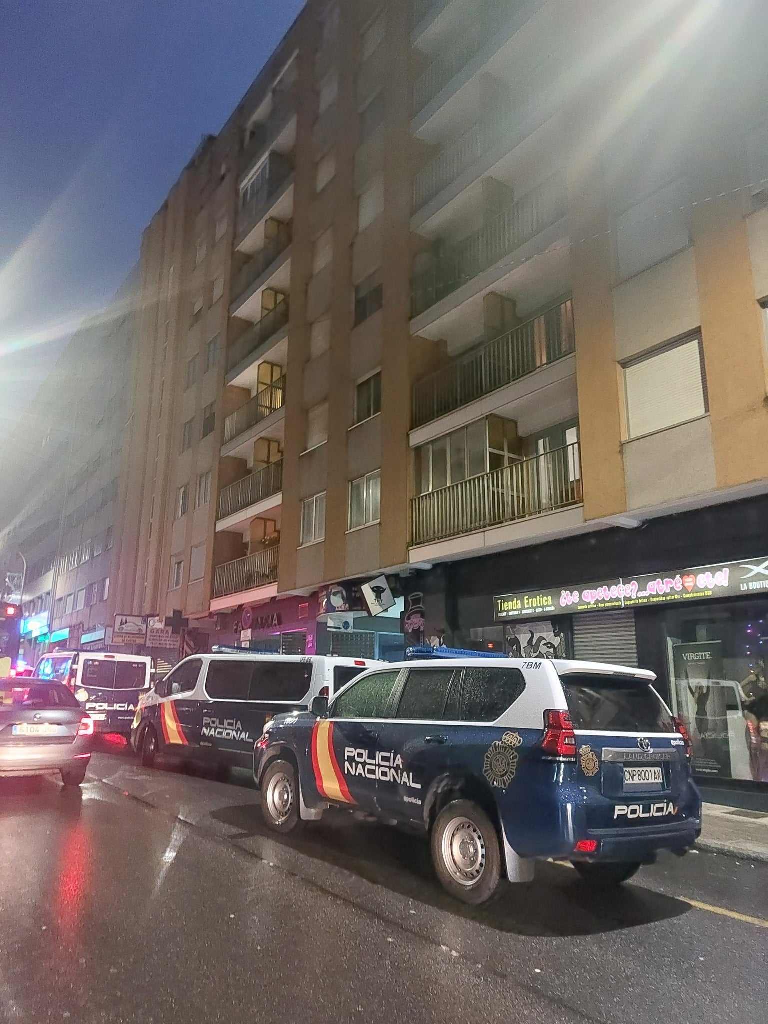 Vecinos del Ensanche iniciarán una recogida de firmas para exigir el cierre de locales de ocio nocturno que provocan problemas de convivencia y el cierre de pisos en donde se trapichea Vecinos del Ensanche iniciarán una recogida de firmas para exigir el cierre de locales de ocio nocturno que provocan problemas de convivencia y el cierre de pisos en donde se trapichea