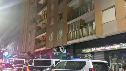 Vecinos del Ensanche iniciarán una recogida de firmas para exigir el cierre de locales de ocio nocturno que provocan problemas de convivencia y el cierre de pisos en donde se trapichea Vecinos del Ensanche iniciarán una recogida de firmas para exigir el cierre de locales de ocio nocturno que provocan problemas de convivencia y el cierre de pisos en donde se trapichea