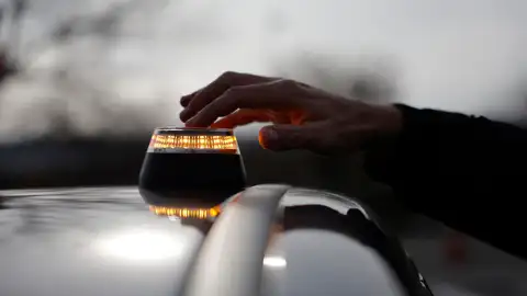 Vista de la baliza luminosa V-16 conectada. Vista de la baliza luminosa V-16 conectada.