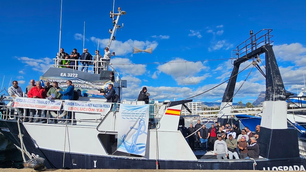 La Cofradía de Pescadores de Villajoyosa se reunió ayer domingo con armadores y patrones tras la entrada en vigor hoy de la nueva normativa europea de control pesquero La Cofradía de Pescadores de Villajoyosa se reunió ayer domingo con armadores y patrones tras la entrada en vigor hoy de la nueva normativa europea de control pesquero