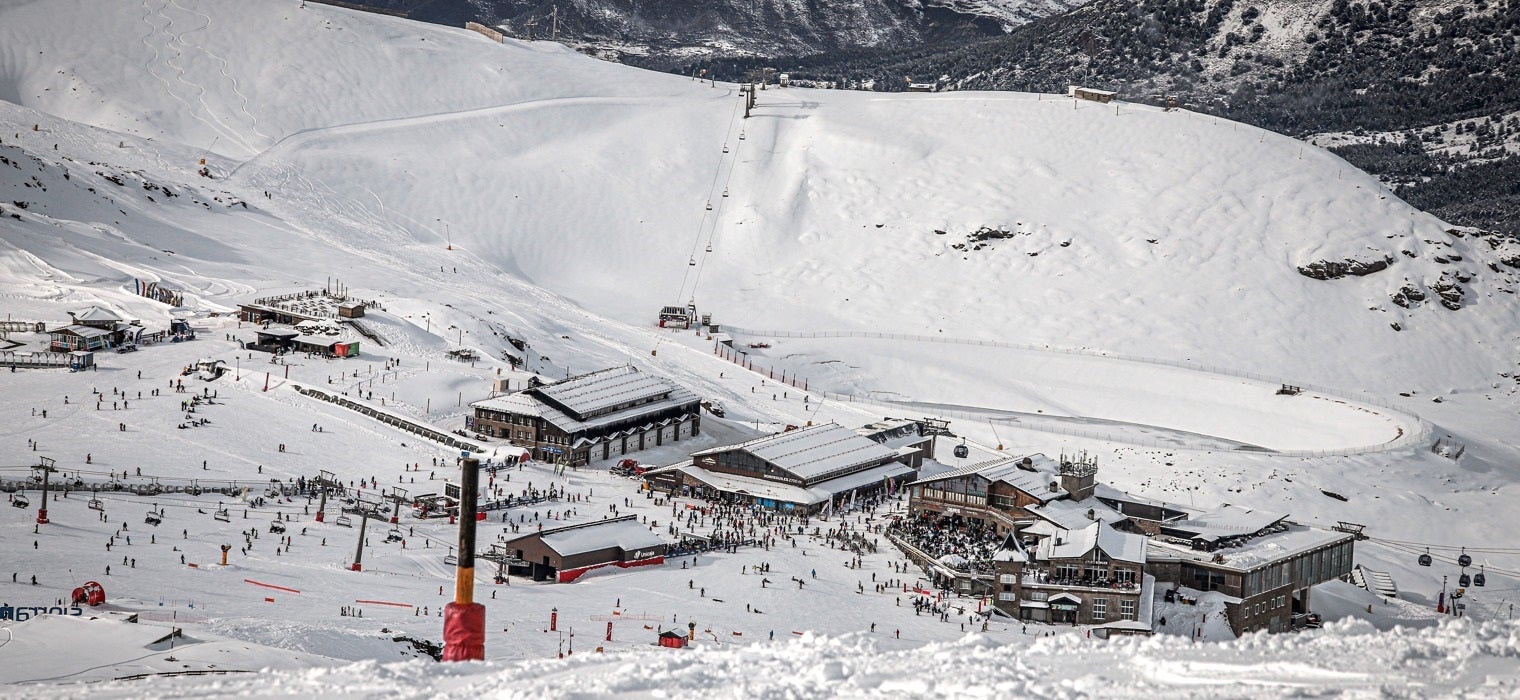 Cortes de agua y limpieza de nieve en Pradollano reabren el debate sobre la gestión municipal en plena temporada récord de Sierra Nevada Cortes de agua y limpieza de nieve en Pradollano reabren el debate sobre la gestión municipal en plena temporada récord de Sierra Nevada