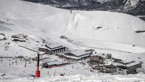 Cortes de agua y limpieza de nieve en Pradollano reabren el debate sobre la gestión municipal en plena temporada récord de Sierra Nevada Cortes de agua y limpieza de nieve en Pradollano reabren el debate sobre la gestión municipal en plena temporada récord de Sierra Nevada
