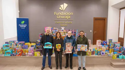 Fundación Unicaja entrega más de 700 juguetes nuevos a menores vulnerables de Málaga Fundación Unicaja entrega más de 700 juguetes nuevos a menores vulnerables de Málaga