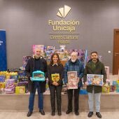 Fundación Unicaja entrega más de 700 juguetes nuevos a menores vulnerables de Málaga 