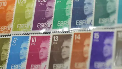Sellos con el rostro del Rey emérito Juan Carlos I en la Filatelia-Numismática H.Sanza, en Madrid (España) a 7 de agosto de 2020. Sellos con el rostro del Rey emérito Juan Carlos I en la Filatelia-Numismática H.Sanza, en Madrid (España) a 7 de agosto de 2020.