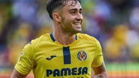 Moleiro celebra un tanto con el Villarreal 