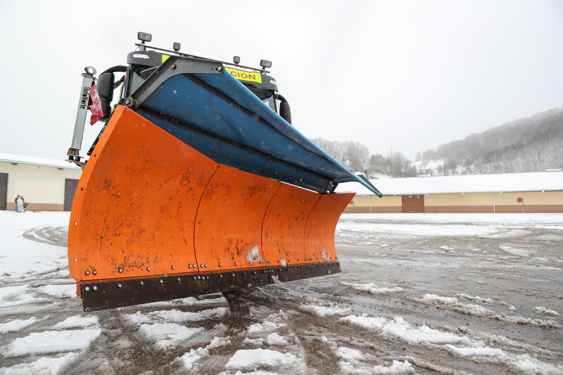 Siete tramos de carreteras de Cantabria mantienen el uso de cadenas por la nieve Siete tramos de carreteras de Cantabria mantienen el uso de cadenas por la nieve
