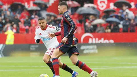 El defensa del Levante Adrián De la Fuente "Dela" controla la pelota ante Alexis Sánchez. El defensa del Levante Adrián De la Fuente "Dela" controla la pelota ante Alexis Sánchez.