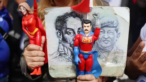 Personas sostienen figuras del presidente de Venezuela, Nicolás Maduro, y de su esposa Cilia Flores Personas sostienen figuras del presidente de Venezuela, Nicolás Maduro, y de su esposa Cilia Flores/ EFE/ Miguel Gutiérrez