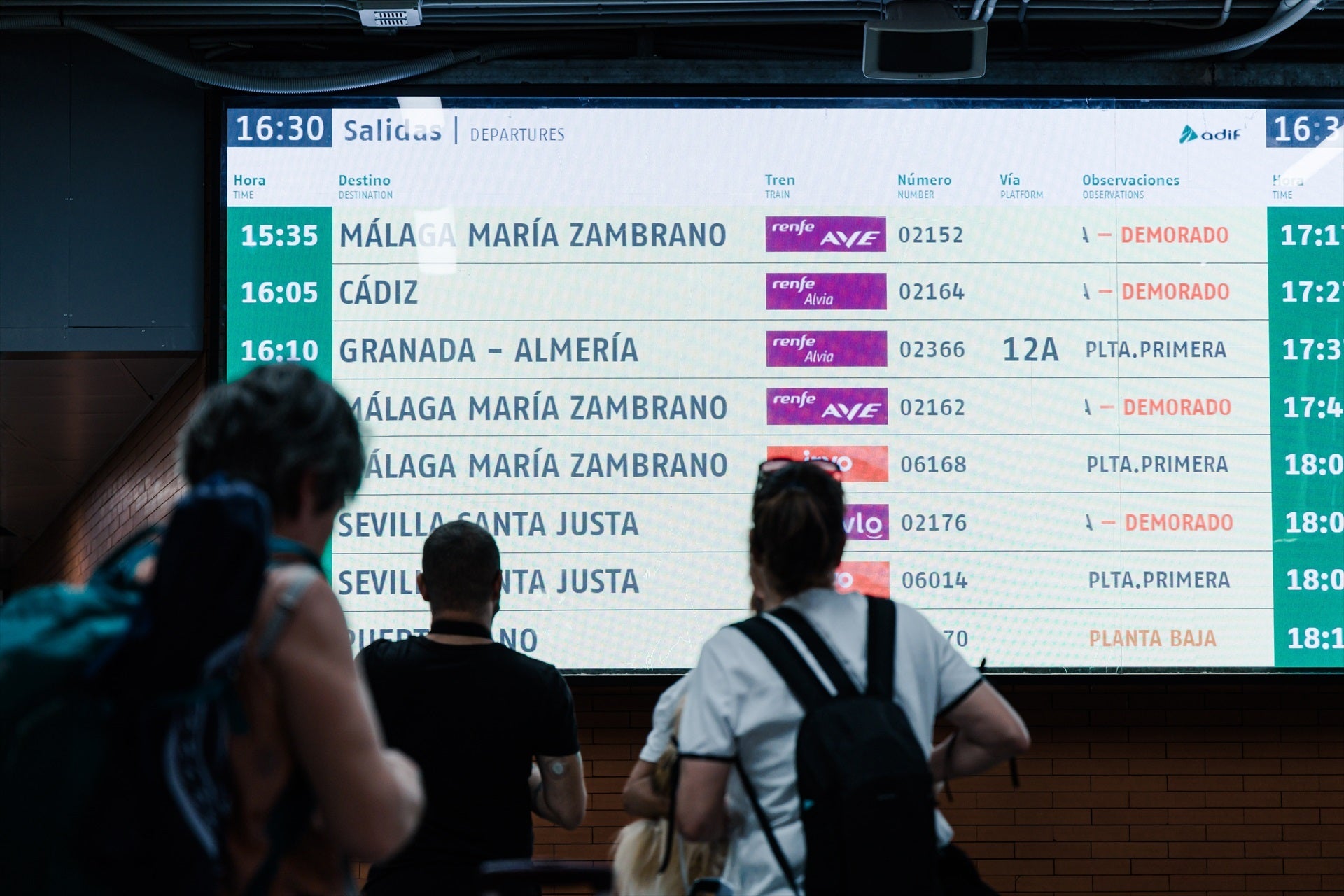 Un robo de cable en la línea Córdoba-Sevilla provoca retrasos en los trenes de alta velocidad que conectan Andalucía Un robo de cable en la línea Córdoba-Sevilla provoca retrasos en los trenes de alta velocidad que conectan Andalucía