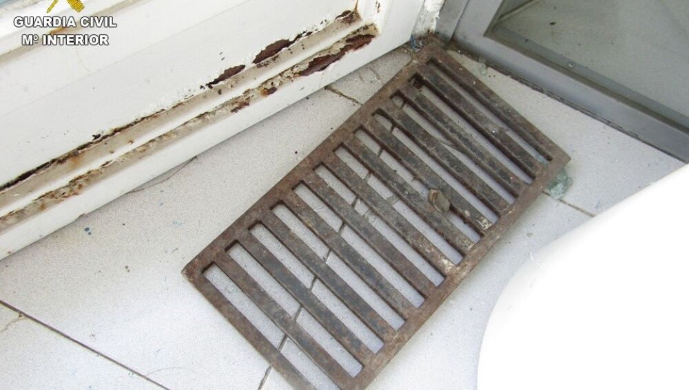 Una tapa de alcantarilla usada para romper el escaparate