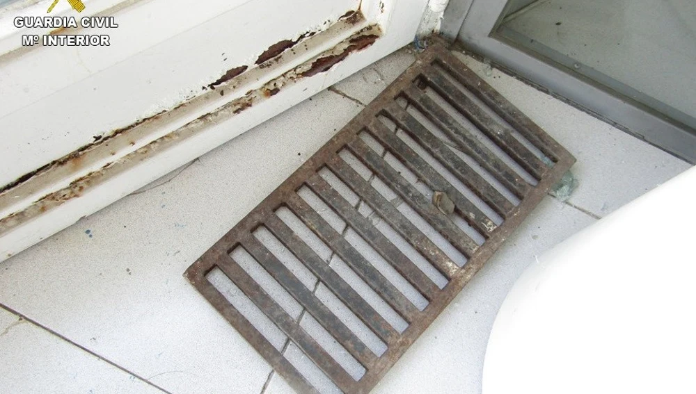 Una tapa de alcantarilla usada para romper el escaparate Una tapa de alcantarilla usada para romper el escaparate