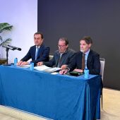 El administrador judicial del Málaga, José María Muñoz, con sus abogados