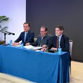 El administrador judicial del Málaga, José María Muñoz, con sus abogados El administrador judicial del Málaga, José María Muñoz, con sus abogados
