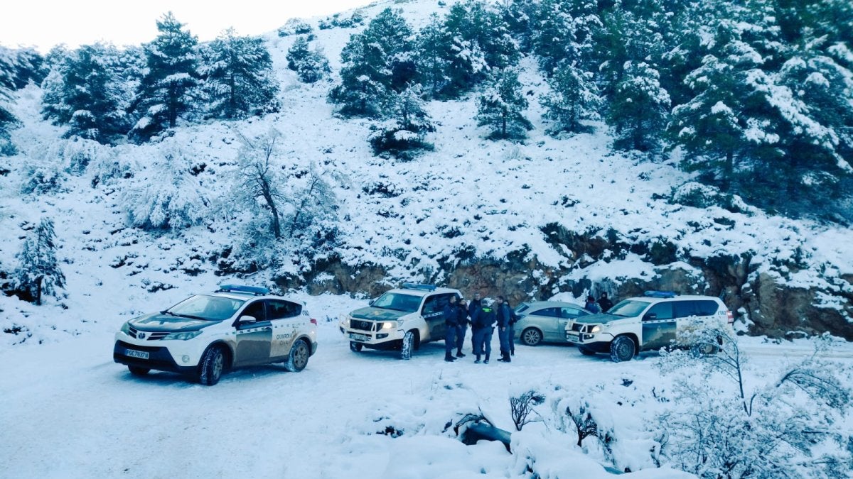 La Guardia Civil rescata a cuatro personas atrapadas por la nieve en una zona de montaña de Vícar La Guardia Civil rescata a cuatro personas atrapadas por la nieve en una zona de montaña de Vícar