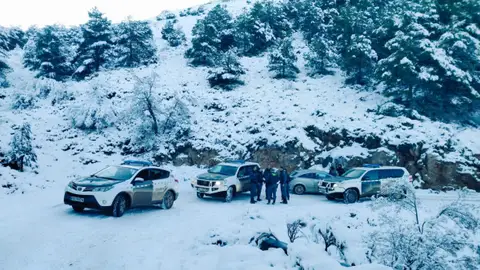 La Guardia Civil rescata a cuatro personas atrapadas por la nieve en una zona de montaña de Vícar La Guardia Civil rescata a cuatro personas atrapadas por la nieve en una zona de montaña de Vícar