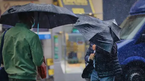Imagen de archivo de varios transeúntes caminan por la ciudad. Imagen de archivo de varios transeúntes caminan por la ciudad.