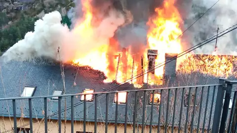 Las llamas se han propagado rápidamente por la cubierta del edificio. Las llamas se han propagado rápidamente por la cubierta del edificio.