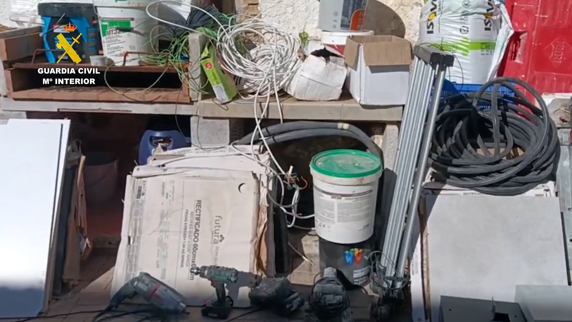 La Guardia Civil ha desmantelado en Villajoyosa y Finestrat un grupo criminal dedicado a robos en obras en construcción y a la venta de drogas La Guardia Civil ha desmantelado en Villajoyosa y Finestrat un grupo criminal dedicado a robos en obras en construcción y a la venta de drogas
