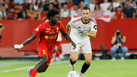 El central del Sevilla Ramón Martínez persigue a Bonsu Baah, del Al-Qadsiah FC,en el estadio Sánchez-Pizjuán. El central del Sevilla Ramón Martínez persigue a Bonsu Baah, del Al-Qadsiah FC,en el estadio Sánchez-Pizjuán.