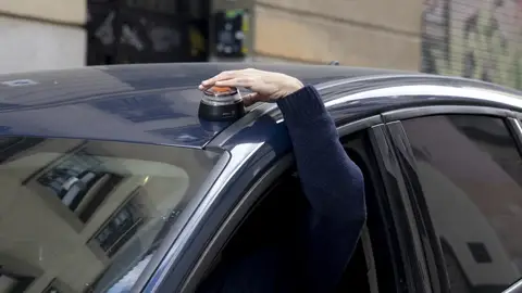 Baliza V-16 de emergencia para vehículos en una fotografía de archivo. Baliza V-16 de emergencia para vehículos en una fotografía de archivo.