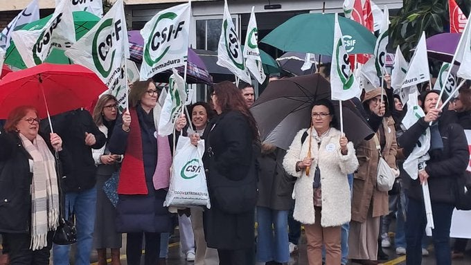 Sindicatos se concentran frente a la Residencia 'La Granadilla' en Badajoz para reclamar más auxiliares de enfermería Sindicatos se concentran frente a la Residencia 'La Granadilla' en Badajoz para reclamar más auxiliares de enfermería