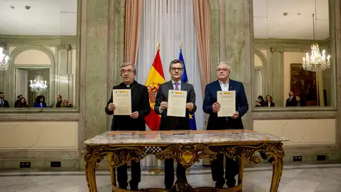 El ministro de la Presidencia, Justicia y Relaciones con las Cortes , Félix Bolaños (c), junto al presidente de la Conferencia Episcopal, Luis Argüello (i), y el presidente de la Conferencia Española de Religiosos (CONFER), Jesús Díaz Sariego (d) El ministro de la Presidencia, Justicia y Relaciones con las Cortes , Félix Bolaños (c), junto al presidente de la Conferencia Episcopal, Luis Argüello (i), y el presidente de la Conferencia Española de Religiosos (CONFER), Jesús Díaz Sariego (d)